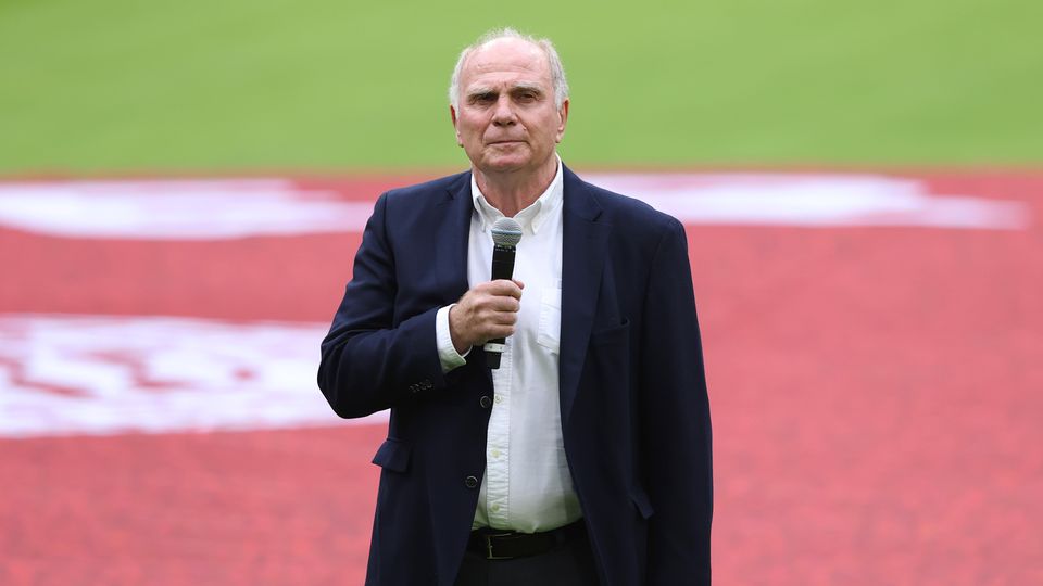 Bundesliga im stern-Check: Vor dem Anpfiff der Bayern-Partie gegen Köln richtete Uli Hoeneß tief bewegt persönliche Abschiedsworte an die Fußball-Legende und seinen langjährigen Freund Gerd Müller. "Wir werden dich sehr vermissen und wir werden dich nie vergessen", sagte Hoeneß mit Tränen in den Augen. Vor dem Anpfiff der Bayern-Partie gegen Köln richtete Uli Hoeneß tief bewegt persönliche Abschiedsworte an die Fußball-Legende und seinen langjährigen Freund Gerd Müller. "Wir werden dich sehr vermissen und wir werden dich nie vergessen", sagte Hoeneß mit Tränen in den Augen.