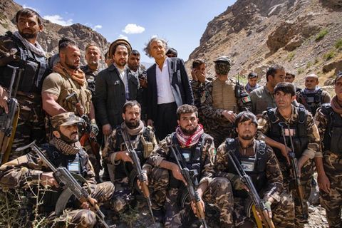 Nahe seines Heimatdorfes Jangalak: Ahmad Massud mit Bernard-Henri Lévy