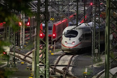 Berlin: Züge stehen während des bundesweiten Lokführer-Streiks im Personenverkehr auf Gleisen.