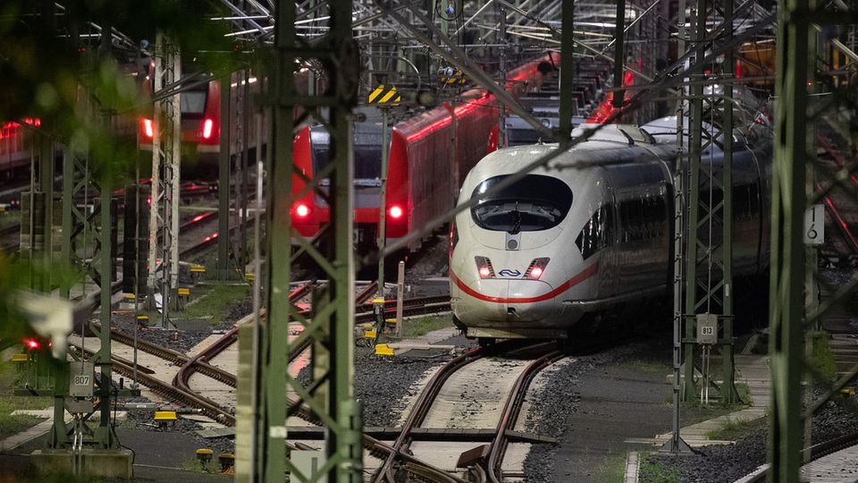 Berlin: Züge stehen während des bundesweiten Lokführer-Streiks im Personenverkehr auf Gleisen.