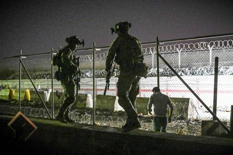 Britische und kanadische Soldaten stehen Wache am von ausländischen Sicherheitskräften kontrollierten Flughafen von Kabul.