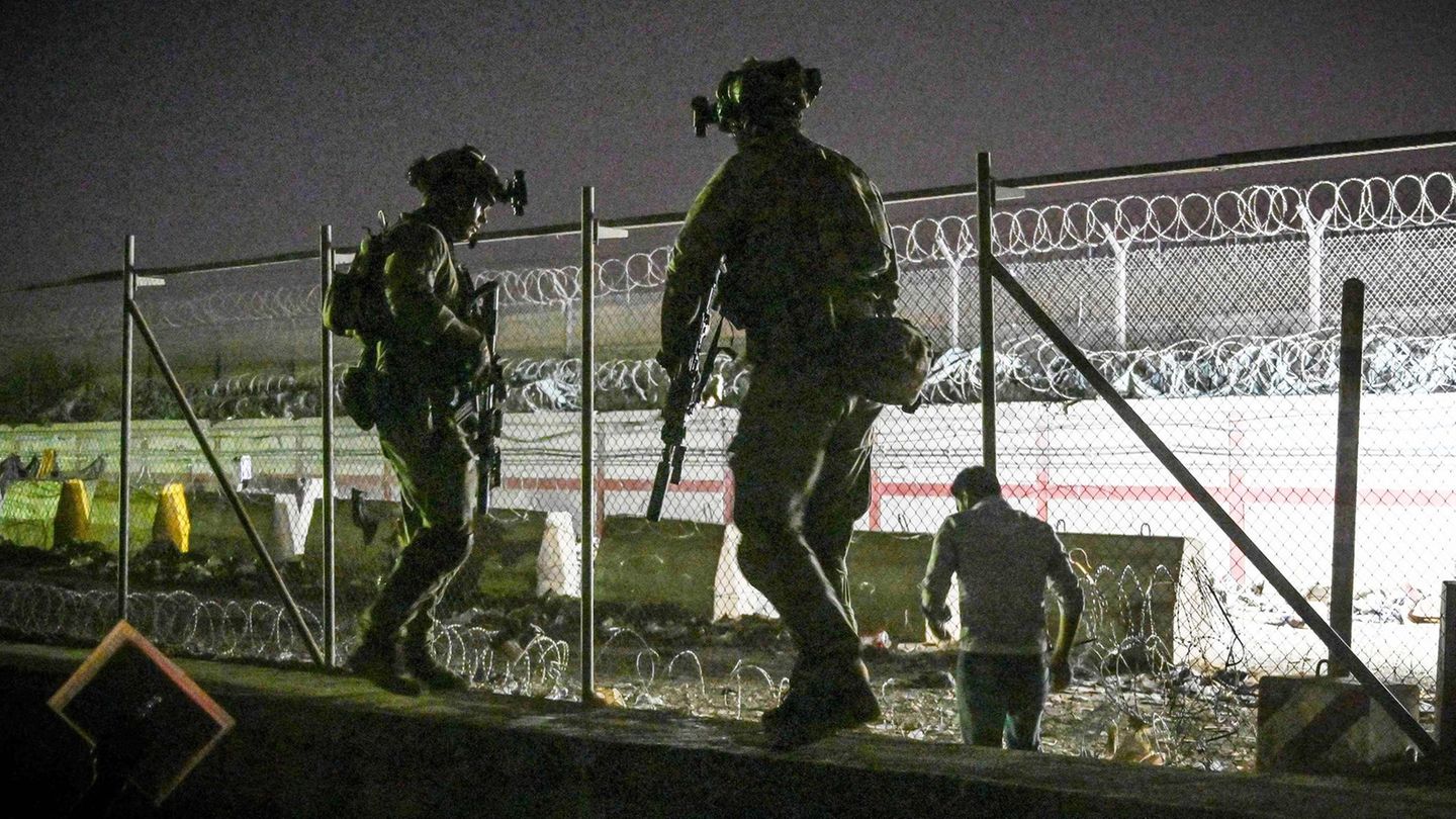 Britische und kanadische Soldaten stehen Wache am von ausländischen Sicherheitskräften kontrollierten Flughafen von Kabul.