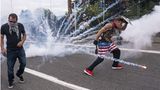 Portland, USA. Weil sie sonst nichts besseres zu tun haben, liefern sich die rechtsextremen Proud Boys eine Straßenschlacht mit Antifaschisten, bei der reichlich Fäuste, Feuerwerk und Paintball-Gewehre zum Einsatz kommen. Die Proud Boys waren auch am Sturm auf das Kapitol in Washington beteiligt und unterstützen Donald Trump.