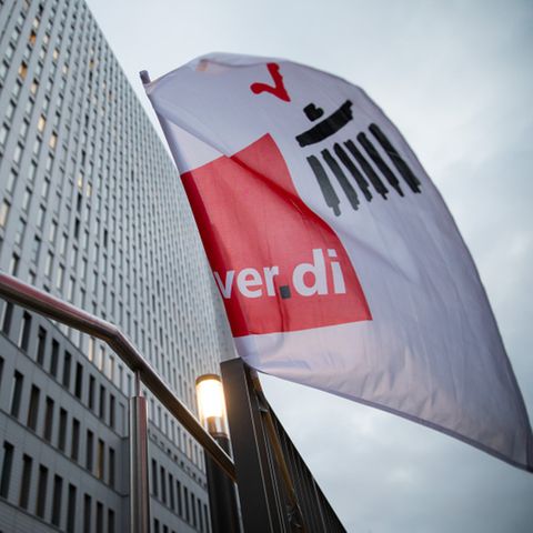 Verdi-Flagge weht vor dem Bettenhochaus der Berliner Charité