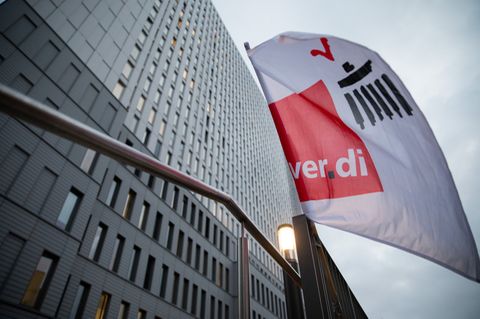 Verdi-Flagge weht vor dem Bettenhochaus der Berliner Charité