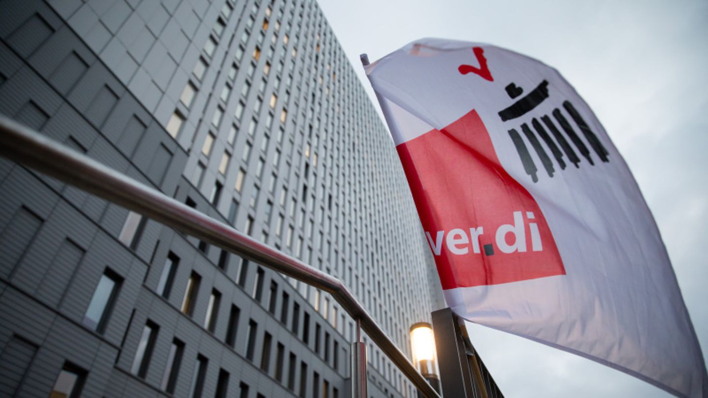 Verdi-Flagge weht vor dem Bettenhochaus der Berliner Charité
