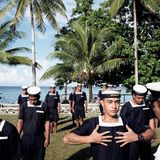 Der kleine Inselstaat in der Nähe von Australien produziert vor allem wegen des Klimawandels Schlagzeilen: Tuvalu könnte angesichts eines steigenden Meeresspiegels von der Landkarte verschwinden, warnen Wissenschaftler. Einen Hinweis, warum es auf der Insel mit rund 12.000 Einwohnern (Stand: 2019) keine Coronavirus-Infektionen gibt, liefert das Auswärtige Amt: Nach Angaben des Außenministeriums ist eine Ein- wie Ausreise derzeit nicht möglich, der internationale Flugverkehr von und nach Tuvalu ausgesetzt. Derzeit gelte in Tuvalu der Notstand, Personenbegrenzungen und eine generelle Abstandsregelung von zwei Metern. Auf dem Bild zu sehen: Angehende Matrosen in Tuvalu, die für den Einsatz auf Handelsschiffen ausgebildet werden.