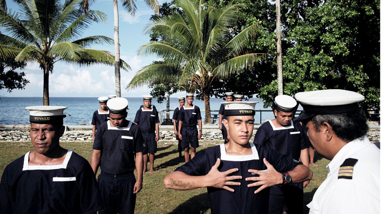 Tuvalu Der kleine Inselstaat in der Nähe von Australien produziert vor allem wegen des Klimawandels Schlagzeilen: Tuvalu könnte angesichts eines steigenden Meeresspiegels von der Landkarte verschwinden, warnen Wissenschaftler. Einen Hinweis, warum es auf der Insel mit rund 12.000 Einwohnern (Stand: 2019) keine Coronavirus-Infektionen gibt, liefert das Auswärtige Amt: Nach Angaben des Außenministeriums ist eine Ein- wie Ausreise derzeit nicht möglich, der internationale Flugverkehr von und nach Tuvalu ausgesetzt. Derzeit gelte in Tuvalu der Notstand, Personenbegrenzungen und eine generelle Abstandsregelung von zwei Metern. Auf dem Bild zu sehen: Angehende Matrosen in Tuvalu, die für den Einsatz auf Handelsschiffen ausgebildet werden.