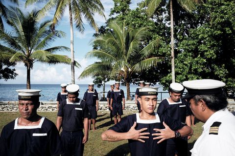Der kleine Inselstaat in der Nähe von Australien produziert vor allem wegen des Klimawandels Schlagzeilen: Tuvalu könnte angesichts eines steigenden Meeresspiegels von der Landkarte verschwinden, warnen Wissenschaftler. Einen Hinweis, warum es auf der Insel mit rund 12.000 Einwohnern (Stand: 2019) keine Coronavirus-Infektionen gibt, liefert das Auswärtige Amt: Nach Angaben des Außenministeriums ist eine Ein- wie Ausreise derzeit nicht möglich, der internationale Flugverkehr von und nach Tuvalu ausgesetzt. Derzeit gelte in Tuvalu der Notstand, Personenbegrenzungen und eine generelle Abstandsregelung von zwei Metern. Auf dem Bild zu sehen: Angehende Matrosen in Tuvalu, die für den Einsatz auf Handelsschiffen ausgebildet werden.