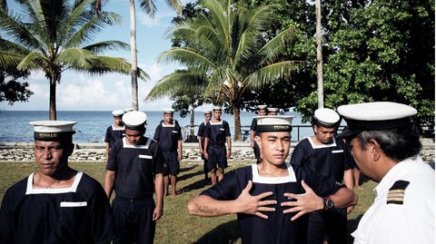 Der kleine Inselstaat in der Nähe von Australien produziert vor allem wegen des Klimawandels Schlagzeilen: Tuvalu könnte angesichts eines steigenden Meeresspiegels von der Landkarte verschwinden, warnen Wissenschaftler. Einen Hinweis, warum es auf der Insel mit rund 12.000 Einwohnern (Stand: 2019) keine Coronavirus-Infektionen gibt, liefert das Auswärtige Amt: Nach Angaben des Außenministeriums ist eine Ein- wie Ausreise derzeit nicht möglich, der internationale Flugverkehr von und nach Tuvalu ausgesetzt. Derzeit gelte in Tuvalu der Notstand, Personenbegrenzungen und eine generelle Abstandsregelung von zwei Metern. Auf dem Bild zu sehen: Angehende Matrosen in Tuvalu, die für den Einsatz auf Handelsschiffen ausgebildet werden.
