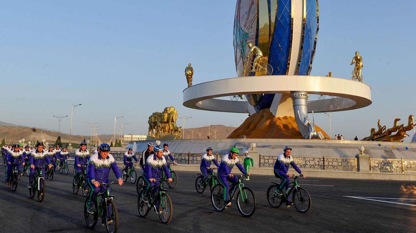 Turkmenistan Auch Turkmenistan verzeichnet keine Coronavirus-Infektionen. Angeblich. Das Land in Zentralasien wird vom RKI als Hochrisikogebiet eingestuft, das Auswärtige Amt geht von Covid-19-Infektionen aus und warnt vor einer "hohen Dunkelziffer". Doch: "Das Ausmaß kann aufgrund der offiziellen Informationspolitik jedoch nicht genauer spezifiziert werden." Seit Beginn der Pandemie behauptet Turkmenistans autoritärer Präsident Gurbanguly Berdymuchammedow, dass sein Land frei vom Coronavirus sei. Offiziell wurden bisher keine Fälle gemeldet. Zugleich rief der Staatschef der Ex-Sowjetrepublik im Juni zu verschärften Maßnahmen auf: Die Quarantäneregeln wurden ausgeweitet, Grenzkontrollen forciert, es besteht eine Maskenpflicht und seit Anfang Juli gilt de facto eine Impfpflicht für alle Erwachsenen (ab 18 Jahren). Trotz offizieller Angaben gilt es als sehr unwahrscheinlich, dass Turkmenistan keine Corona-Infektionen verzeichnet: Die umliegenden Länder – wie etwa Iran und Usbekistan – melden steigende Infektionszahlen. Tausende Turkmenen arbeiten in diesen Nachbarländern, aber etwa auch in der Türkei oder in Russland. Im Bild zu sehen: Radfahrer fahren an einem 30 Meter hohen Denkmal zu Ehren des Radsports vorbei, das zu einem wichtigen Bestandteil der staatlichen Propaganda zur Förderung eines gesunden Lebensstils geworden ist.