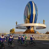 Auch Turkmenistan verzeichnet keine Coronavirus-Infektionen. Angeblich. Das Land in Zentralasien wird vom RKI als Hochrisikogebiet eingestuft, das Auswärtige Amt geht von Covid-19-Infektionen aus und warnt vor einer "hohen Dunkelziffer". Doch: "Das Ausmaß kann aufgrund der offiziellen Informationspolitik jedoch nicht genauer spezifiziert werden." Seit Beginn der Pandemie behauptet Turkmenistans autoritärer Präsident Gurbanguly Berdymuchammedow, dass sein Land frei vom Coronavirus sei. Offiziell wurden bisher keine Fälle gemeldet. Zugleich rief der Staatschef der Ex-Sowjetrepublik im Juni zu verschärften Maßnahmen auf: Die Quarantäneregeln wurden ausgeweitet, Grenzkontrollen forciert, es besteht eine Maskenpflicht und seit Anfang Juli gilt de facto eine Impfpflicht für alle Erwachsenen (ab 18 Jahren). Trotz offizieller Angaben gilt es als sehr unwahrscheinlich, dass Turkmenistan keine Corona-Infektionen verzeichnet: Die umliegenden Länder – wie etwa Iran und Usbekistan – melden steigende Infektionszahlen. Tausende Turkmenen arbeiten in diesen Nachbarländern, aber etwa auch in der Türkei oder in Russland. Im Bild zu sehen: Radfahrer fahren an einem 30 Meter hohen Denkmal zu Ehren des Radsports vorbei, das zu einem wichtigen Bestandteil der staatlichen Propaganda zur Förderung eines gesunden Lebensstils geworden ist.