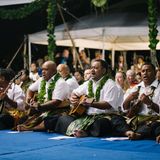 Das polynesische Königreich im Südpazifik hat sich weitestgehend von der Außenwelt abgeschottet – nach innen wie nach außen, wie es scheint: Eine Britin sitzt deswegen seit Monaten auf dem Inselstaat mit mehr als 170 Inseln fest, wie RTL berichtete. Eine Einreise ist nach Angaben des Auswärtigen Amtes nur für Staatsangehörige, Inhaber einer Aufenthaltserlaubnis sowie in vorab genehmigten Ausnahmefällen möglich – theoretisch: Es gebe nur "sehr vereinzelte Repatriierungsflüge", sozusagen Sonderflüge. Der kommerzielle internationale Flugverkehr sei ausgesetzt. In Tonga werde der Notstand monatlich verlängert, es gelte eine nächtliche Ausgangssperre sowie Personenbegrenzungen und Abstandsregelungen. Im Bild zu sehen: Einheimische während einer traditionellen Begrüßungszeremonie.