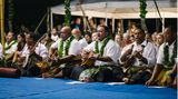 Das polynesische Königreich im Südpazifik hat sich weitestgehend von der Außenwelt abgeschottet – nach innen wie nach außen, wie es scheint: Eine Britin sitzt deswegen seit Monaten auf dem Inselstaat mit mehr als 170 Inseln fest, wie RTL berichtete. Eine Einreise ist nach Angaben des Auswärtigen Amtes nur für Staatsangehörige, Inhaber einer Aufenthaltserlaubnis sowie in vorab genehmigten Ausnahmefällen möglich – theoretisch: Es gebe nur "sehr vereinzelte Repatriierungsflüge", sozusagen Sonderflüge. Der kommerzielle internationale Flugverkehr sei ausgesetzt. In Tonga werde der Notstand monatlich verlängert, es gelte eine nächtliche Ausgangssperre sowie Personenbegrenzungen und Abstandsregelungen. Im Bild zu sehen: Einheimische während einer traditionellen Begrüßungszeremonie.