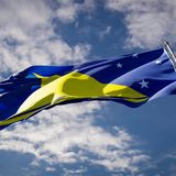 Schon vor der Pandemie war es mindestens umständlich, nach Tokelau zu gelangen: Die letzte Kolonie Neuseelands im Südpazifik liegt rund 3500 Kilometer vor Auckland, die Ortschaften der Inselgruppe mit rund 1500 Einwohnern sind praktisch nur über den Wasserweg zu erreichen – und dann auch nur sehr umständlich. Die Anreise dauert Tage. Es war eine Militäraktion nötig, um Corona-Impfstoff nach Tokelau zu befördern. Im Bild zu sehen: die Nationalflagge von Tokelau.