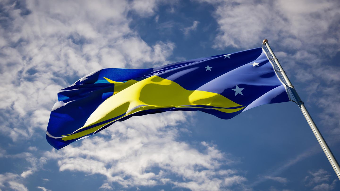 Tokelau Schon vor der Pandemie war es mindestens umständlich, nach Tokelau zu gelangen: Die letzte Kolonie Neuseelands im Südpazifik liegt rund 3500 Kilometer vor Auckland, die Ortschaften der Inselgruppe mit rund 1500 Einwohnern sind praktisch nur über den Wasserweg zu erreichen – und dann auch nur sehr umständlich. Die Anreise dauert Tage. Es war eine Militäraktion nötig, um Corona-Impfstoff nach Tokelau zu befördern. Im Bild zu sehen: die Nationalflagge von Tokelau.