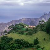 Auf der Weltkarte befindet sich St. Helena, im übertragenen Sinne, womöglich erst, seit der Kaiser der Franzosen Napoleon vor 200 Jahren im Exil auf der Vulkaninsel seinem Tod entgegensah. Das britische Überseegebiet profitierte auch während der Pandemie von seiner Abgeschiedenheit: Wie die "Neue Zürcher Zeitung" berichtete, wurde St. Helena direkt mit Impfstoff aus dem Mutterland versorgt, praktisch alle Erwachsenen der rund 4500 Einwohner seien geimpft. Einreisende erwarte eine 14-tägige Quarantäne in einem offiziellen Camp. Im Bild zu sehen: das Exil von Napoleon auf Mount Pleasant, St. Helena.