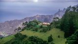 Auf der Weltkarte befindet sich St. Helena, im übertragenen Sinne, womöglich erst, seit der Kaiser der Franzosen Napoleon vor 200 Jahren im Exil auf der Vulkaninsel seinem Tod entgegensah. Das britische Überseegebiet profitierte auch während der Pandemie von seiner Abgeschiedenheit: Wie die "Neue Zürcher Zeitung" berichtete, wurde St. Helena direkt mit Impfstoff aus dem Mutterland versorgt, praktisch alle Erwachsenen der rund 4500 Einwohner seien geimpft. Einreisende erwarte eine 14-tägige Quarantäne in einem offiziellen Camp. Im Bild zu sehen: das Exil von Napoleon auf Mount Pleasant, St. Helena.