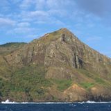 Ein abgelegenes Inselarchipel im Pazifik und, wie auch St. Helena, ein Überseegebiet von Großbritannien. Auf einer Fläche von rund 49 Quadratkilometern leben hier nur 67 Menschen (Stand: 2011). Tief im Südpazifik gelegen, sind die Pitcairninseln Tausende Kilometer von jedem Kontinent entfernt. Die Grenzen wurden zu Beginn der Pandemie weitestgehend geschlossen, um vor allem die ältere Bevölkerung zu schützen, wie "ABC.net" berichtete – mit Neuseeland sei seinerzeit eine Art Kontingent vereinbart worden, sodass Einheimische etwa aus medizinischen Gründen ein- und ausreisen können. Die Reise über den Seeweg dauert ungefähr zwei Wochen. Mittlerweile ist genug Impfstoff für die gesamte Bevölkerung der Pitcairninseln vorhanden. Im Bild zu sehen: die Küste und Berglandschaft der Pitcairninseln.