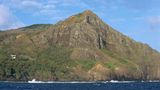 Ein abgelegenes Inselarchipel im Pazifik und, wie auch St. Helena, ein Überseegebiet von Großbritannien. Auf einer Fläche von rund 49 Quadratkilometern leben hier nur 67 Menschen (Stand: 2011). Tief im Südpazifik gelegen, sind die Pitcairninseln Tausende Kilometer von jedem Kontinent entfernt. Die Grenzen wurden zu Beginn der Pandemie weitestgehend geschlossen, um vor allem die ältere Bevölkerung zu schützen, wie "ABC.net" berichtete – mit Neuseeland sei seinerzeit eine Art Kontingent vereinbart worden, sodass Einheimische etwa aus medizinischen Gründen ein- und ausreisen können. Die Reise über den Seeweg dauert ungefähr zwei Wochen. Mittlerweile ist genug Impfstoff für die gesamte Bevölkerung der Pitcairninseln vorhanden. Im Bild zu sehen: die Küste und Berglandschaft der Pitcairninseln.