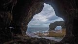 Die isolierte Koralleninsel wird auch "The Rock" genannt und erfüllt wohl alle Kriterien für ein Urlaubsparadies: Lagunen, Höhlen, Traumstrände und Buckelwale – mit denen man sogar schwimmen darf, wie "Reisereporter" schwärmt. Das sei in den meisten anderen Teilen der Erde nicht erlaubt. Verwaltungstechnisch gehört Niue zu Neuseeland und ist mit 2000 Einwohnern dünn besiedelt – aber nicht weniger vorsichtig im Umgang mit der Pandemie: Zuletzt hatte die Regierung in Niue einen Passagierflug aus Auckland gecancelt, um einer möglichen Einschleppung des Virus vorzubeugen, und verschärfte darüber hinaus Grenzmaßnahmen. Niue hat zwar nach aktuell geltenden Maßstäben die Herdenimmunität erreicht – 97 Prozent der zur Impfung berechtigen Bevölkerung seien vollständig geimpft –, setzt aber trotzdem auf Vorsicht. Wie auch die Pitcairninseln hat Niue eine Art Abkommen mit Neuseeland vereinbart, das Reisen erlaubt. Jedoch müssen Einreisende in 14-tägige Quarantäne. Im Bild zu sehen: Touristen (im Oktober 2018) an den Talava Arches an der Nordwestküste von Niue.