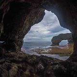 Die isolierte Koralleninsel wird auch "The Rock" genannt und erfüllt wohl alle Kriterien für ein Urlaubsparadies: Lagunen, Höhlen, Traumstrände und Buckelwale – mit denen man sogar schwimmen darf, wie "Reisereporter" schwärmt. Das sei in den meisten anderen Teilen der Erde nicht erlaubt. Verwaltungstechnisch gehört Niue zu Neuseeland und ist mit 2000 Einwohnern dünn besiedelt – aber nicht weniger vorsichtig im Umgang mit der Pandemie: Zuletzt hatte die Regierung in Niue einen Passagierflug aus Auckland gecancelt, um einer möglichen Einschleppung des Virus vorzubeugen, und verschärfte darüber hinaus Grenzmaßnahmen. Niue hat zwar nach aktuell geltenden Maßstäben die Herdenimmunität erreicht – 97 Prozent der zur Impfung berechtigen Bevölkerung seien vollständig geimpft –, setzt aber trotzdem auf Vorsicht. Wie auch die Pitcairninseln hat Niue eine Art Abkommen mit Neuseeland vereinbart, das Reisen erlaubt. Jedoch müssen Einreisende in 14-tägige Quarantäne. Im Bild zu sehen: Touristen (im Oktober 2018) an den Talava Arches an der Nordwestküste von Niue.