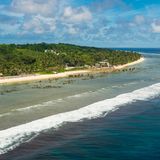 Mitte Mai feierte die kleine Pazifik-Insel nach eigenen Angaben einen "Weltrekord": Als erstes Land der Welt habe Nauru allen Erwachsenen eine Impfdosis gegen das Coronavirus verabreicht. Die Impfdosen erhielt der Inselstaat mit knapp 12.500 Einwohnern (Stand: 2018) im Zuge des internationalen Covax-Programms, das für eine faire Verteilung der Vakzine auf der Welt sorgen will. Die Einreiseregelungen sind strikt: Nach Angaben des Auswärtigen Amtes besteht eine generelle Sperre für Reisende, die sich in bestimmten Ländern aufgehalten haben – darunter Deutschland und alle weiteren EU-Mitgliedsstaaten. Nach einem mindestens 14-tägigen Aufenthalt in Australien, Neuseeland und einigen pazifischen Inselstaaten sei die Einreise gestattet. Reisende müssten eine mindestens fünftägige Quarantäne in von der Regierung vorgegebenen Unterkünften ableisten. Im Bild zu sehen: ein Küstenabschnitt von Nauru.