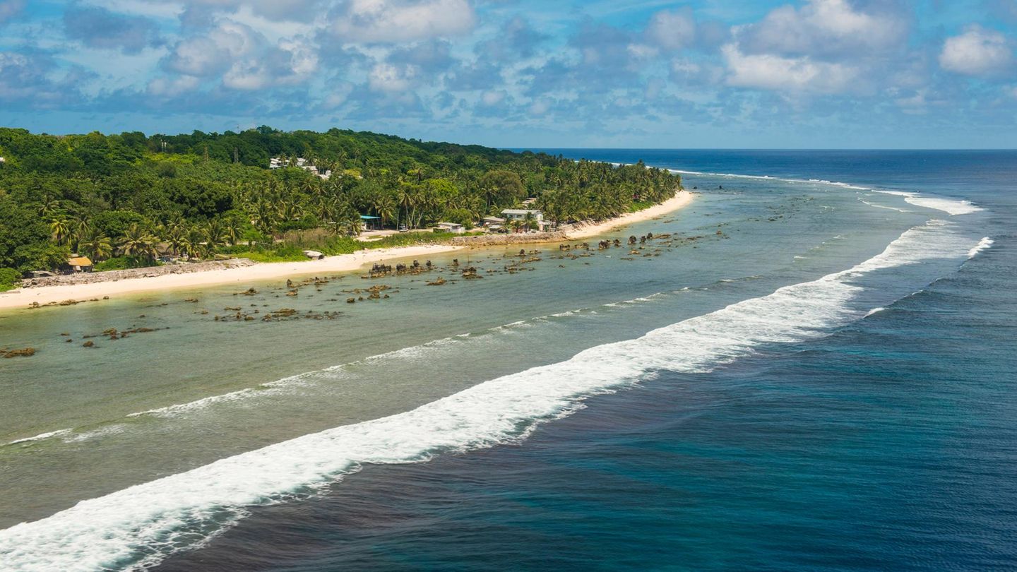 Mitte Mai feierte die kleine Pazifik-Insel nach eigenen Angaben einen "Weltrekord": Als erstes Land der Welt habe Nauru allen Erwachsenen eine Impfdosis gegen das Coronavirus verabreicht. Die Impfdosen erhielt der Inselstaat mit knapp 12.500 Einwohnern (Stand: 2018) im Zuge des internationalen Covax-Programms, das für eine faire Verteilung der Vakzine auf der Welt sorgen will. Die Einreiseregelungen sind strikt: Nach Angaben des Auswärtigen Amtes besteht eine generelle Sperre für Reisende, die sich in bestimmten Ländern aufgehalten haben – darunter Deutschland und alle weiteren EU-Mitgliedsstaaten. Nach einem mindestens 14-tägigen Aufenthalt in Australien, Neuseeland und einigen pazifischen Inselstaaten sei die Einreise gestattet. Reisende müssten eine mindestens fünftägige Quarantäne in von der Regierung vorgegebenen Unterkünften ableisten. Im Bild zu sehen: ein Küstenabschnitt von Nauru.