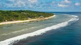 Mitte Mai feierte die kleine Pazifik-Insel nach eigenen Angaben einen "Weltrekord": Als erstes Land der Welt habe Nauru allen Erwachsenen eine Impfdosis gegen das Coronavirus verabreicht. Die Impfdosen erhielt der Inselstaat mit knapp 12.500 Einwohnern (Stand: 2018) im Zuge des internationalen Covax-Programms, das für eine faire Verteilung der Vakzine auf der Welt sorgen will. Die Einreiseregelungen sind strikt: Nach Angaben des Auswärtigen Amtes besteht eine generelle Sperre für Reisende, die sich in bestimmten Ländern aufgehalten haben – darunter Deutschland und alle weiteren EU-Mitgliedsstaaten. Nach einem mindestens 14-tägigen Aufenthalt in Australien, Neuseeland und einigen pazifischen Inselstaaten sei die Einreise gestattet. Reisende müssten eine mindestens fünftägige Quarantäne in von der Regierung vorgegebenen Unterkünften ableisten. Im Bild zu sehen: ein Küstenabschnitt von Nauru.