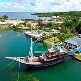 "Es ist jeder Tag wie ein Sonntag", beschrieb es ein Schweizer im Interview mit der "Luzerner Zeitung", der auf einer der Inseln der Föderierten Staaten von Mikronesien lebt. "Die Schulen sind geschlossen, viele Ämter sind aktuell zu, andere arbeiten nur noch sporadisch, unser Hotel ist geschlossen, es hat keine Touristen, es gibt keine Flüge". Das war im April 2020. Mehr als ein Jahr später hat sich daran offenbar nicht viel geändert: Der Inselstaat im Westpazifik scheint abgeschottet. Nach Angaben des Auswärtigen Amtes besteht ein Einreiseverbot, die Einreise mit Sondergenehmigung sei bis auf Weiteres nur Einheimischen gestattet. Ausnahmen für geimpfte Personen gebe es derzeit nicht. Auch eine Durch- und Weiterreise via Mikronesien sei nicht möglich. Im Bild zu sehen: ein Restaurantschiff auf der Insel Yap, die zu den Föderierten Staaten von Mikronesien gehört.