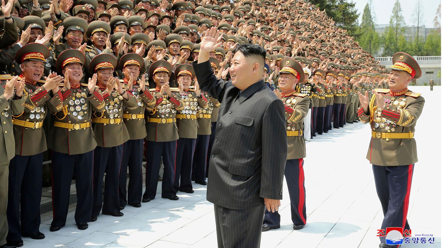 Nordkorea Auch in Nordkorea gibt es offiziellen Angaben zufolge keine Corona-Infektionen – und auch hier bestehen erhebliche Zweifel an den Angaben des Regimes um Machthaber Kim Jong Un: Pjöngjang veröffentlicht bis heute keine offiziellen Zahlen zur Pandemie, das ohnehin abgeschottete Land hatte sich aber bereits im Februar 2020 in einen Lockdown begeben. Wohl aus Angst vor der Einschleppung des Virus. Die Folge: Fast der gesamte Außenhandel kam zum Erliegen, das Land befindet sich in einer schweren Hunger- und Wirtschaftskrise. Bis heute bleiben die Grenzen geschlossen, der Handel ist weitestgehend gestoppt, die Führung des Landes erklärte die Pandemie zur Frage des Überlebens der Nation. Im Bild, das die nordkoreanische Regierung veröffentlicht hat, zu sehen: Machthaber Kim Jong Un inmitten von Befehlshaber der Streitkräfte.