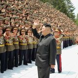 Auch in Nordkorea gibt es offiziellen Angaben zufolge keine Corona-Infektionen – und auch hier bestehen erhebliche Zweifel an den Angaben des Regimes um Machthaber Kim Jong Un: Pjöngjang veröffentlicht bis heute keine offiziellen Zahlen zur Pandemie, das ohnehin abgeschottete Land hatte sich aber bereits im Februar 2020 in einen Lockdown begeben. Wohl aus Angst vor der Einschleppung des Virus. Die Folge: Fast der gesamte Außenhandel kam zum Erliegen, das Land befindet sich in einer schweren Hunger- und Wirtschaftskrise. Bis heute bleiben die Grenzen geschlossen, der Handel ist weitestgehend gestoppt, die Führung des Landes erklärte die Pandemie zur Frage des Überlebens der Nation. Im Bild, das die nordkoreanische Regierung veröffentlicht hat, zu sehen: Machthaber Kim Jong Un inmitten von Befehlshaber der Streitkräfte.