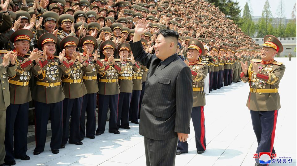 Auch in Nordkorea gibt es offiziellen Angaben zufolge keine Corona-Infektionen – und auch hier bestehen erhebliche Zweifel an den Angaben des Regimes um Machthaber Kim Jong Un: Pjöngjang veröffentlicht bis heute keine offiziellen Zahlen zur Pandemie, das ohnehin abgeschottete Land hatte sich aber bereits im Februar 2020 in einen Lockdown begeben. Wohl aus Angst vor der Einschleppung des Virus. Die Folge: Fast der gesamte Außenhandel kam zum Erliegen, das Land befindet sich in einer schweren Hunger- und Wirtschaftskrise. Bis heute bleiben die Grenzen geschlossen, der Handel ist weitestgehend gestoppt, die Führung des Landes erklärte die Pandemie zur Frage des Überlebens der Nation. Im Bild, das die nordkoreanische Regierung veröffentlicht hat, zu sehen: Machthaber Kim Jong Un inmitten von Befehlshaber der Streitkräfte.