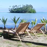 Auch die Cookinseln – ein Instelstaat im Südpazifik mit rund 17.5000 Einwohnern, zu dem 15 Inseln gehören – hat sich weitestgehend abgeschottet: Die Grenzschließung wurde nach Angaben des Auswärtigen Amtes (AA) zuletzt am 30. August 2020 verlängert, also vor rund einem Jahr. Eine Einreise sei derzeit nur Staatsangehörigen sowie Inhabern einer Aufenhaltserlaubnis vorbehalten. Überhaupt sind die Einreisemöglichkeiten begrenzt, die Regeln strikt: Es gibt nur einmal wöchentlich eine Flugverbindung aus und nach Auckland (Neuseeland), Kreuzfahrtschiffe und Yachten dürfen aktuell nicht anlegen. Alle Reisenden müssen laut AA die letzten 14 Tage in Neuseeland verbracht haben, bevor sie einreisen dürfen. Nach der Ankunft sei eine 14-tägige staatlich kontrollierte Quarantäne in Rarotonga verpflichtend. Im Bild zu sehen: zwei leere Strandliegen auf Rarotonga, der größten der insgesamt 15 Cookinseln. 