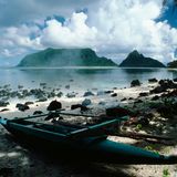 Oh, wie schön ist Amerikanisch-Samoa? Sehr, laut der offiziellen Webseite für US-Tourismus: "Amerikanisch-Samoa ist das wohl letzte unverfälschte tropische Inselparadies unter den Außengebieten und Territorien der USA." Nur wenige Touristen würden sich dahin "verirren", heißt es weiter. Und das könnte angesichts der aktuell geltenden Regeln auch noch so bleiben: Nach Angaben der US-Botschaft und dem Gesundheitsministerium in Amerikanisch-Samoa, müssen alle Reisenden ihre Einreise mehrere Tage vorher anmelden – und auf eine Genehmigung der Regierung warten, die "von Fall zu Fall" entscheide. Darüber hinaus müssen alle erwachsenen Einreisenden vollständig geimpft sein. Die meisten kommerziellen Flüge ins "tropische Inselparadies im Südpazifik" (US-Tourismus-Webseite) seien gecancelt, so die US-Botschaft. Im Bild zu sehen: ein Strandabschnitt auf Manu'a Island, die zu Amerikanisch-Samoa gehört.