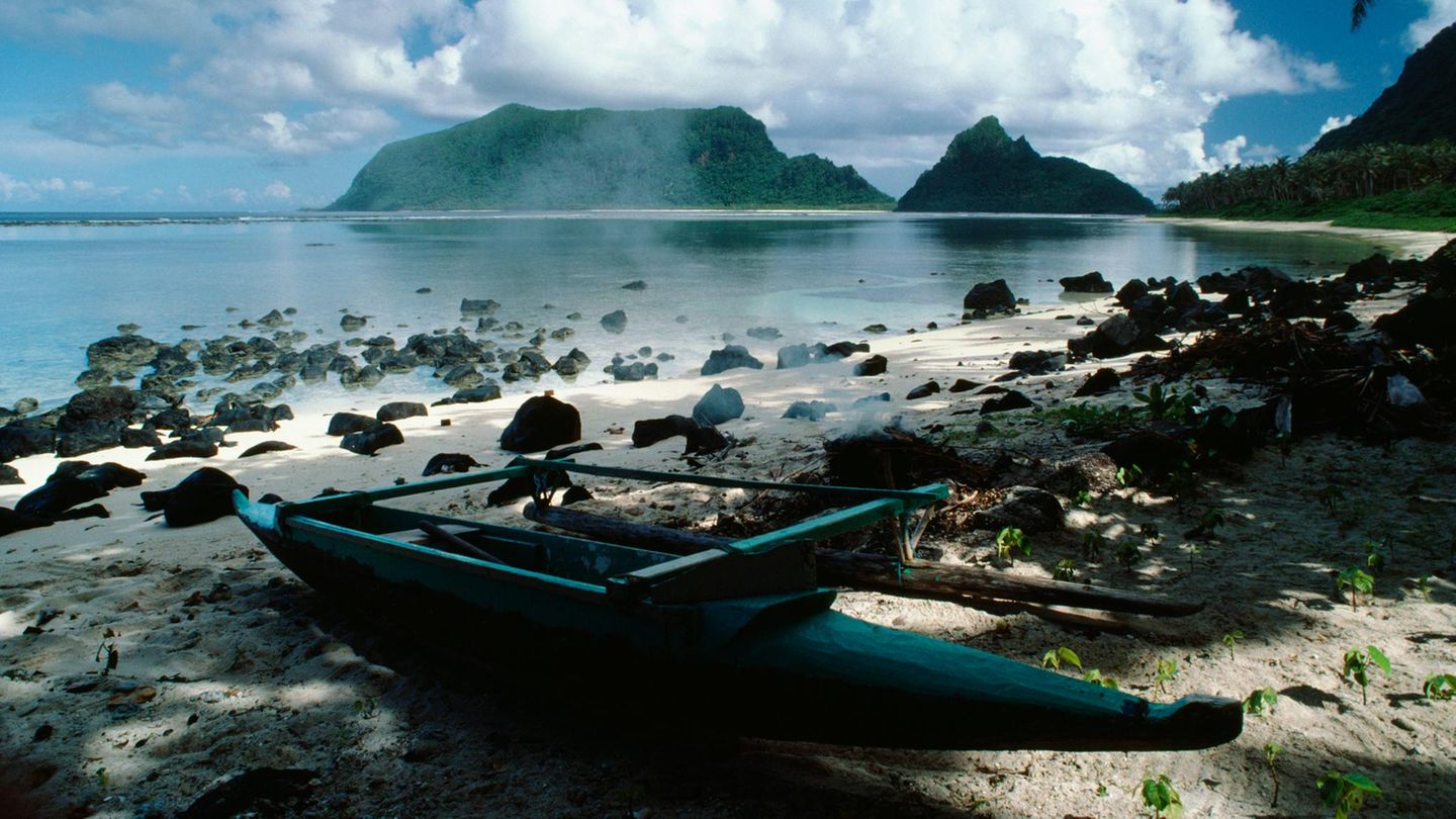 Oh, wie schön ist Amerikanisch-Samoa? Sehr, laut der offiziellen Webseite für US-Tourismus: "Amerikanisch-Samoa ist das wohl letzte unverfälschte tropische Inselparadies unter den Außengebieten und Territorien der USA." Nur wenige Touristen würden sich dahin "verirren", heißt es weiter. Und das könnte angesichts der aktuell geltenden Regeln auch noch so bleiben: Nach Angaben der US-Botschaft und dem Gesundheitsministerium in Amerikanisch-Samoa, müssen alle Reisenden ihre Einreise mehrere Tage vorher anmelden – und auf eine Genehmigung der Regierung warten, die "von Fall zu Fall" entscheide. Darüber hinaus müssen alle erwachsenen Einreisenden vollständig geimpft sein. Die meisten kommerziellen Flüge ins "tropische Inselparadies im Südpazifik" (US-Tourismus-Webseite) seien gecancelt, so die US-Botschaft. Im Bild zu sehen: ein Strandabschnitt auf Manu'a Island, die zu Amerikanisch-Samoa gehört.