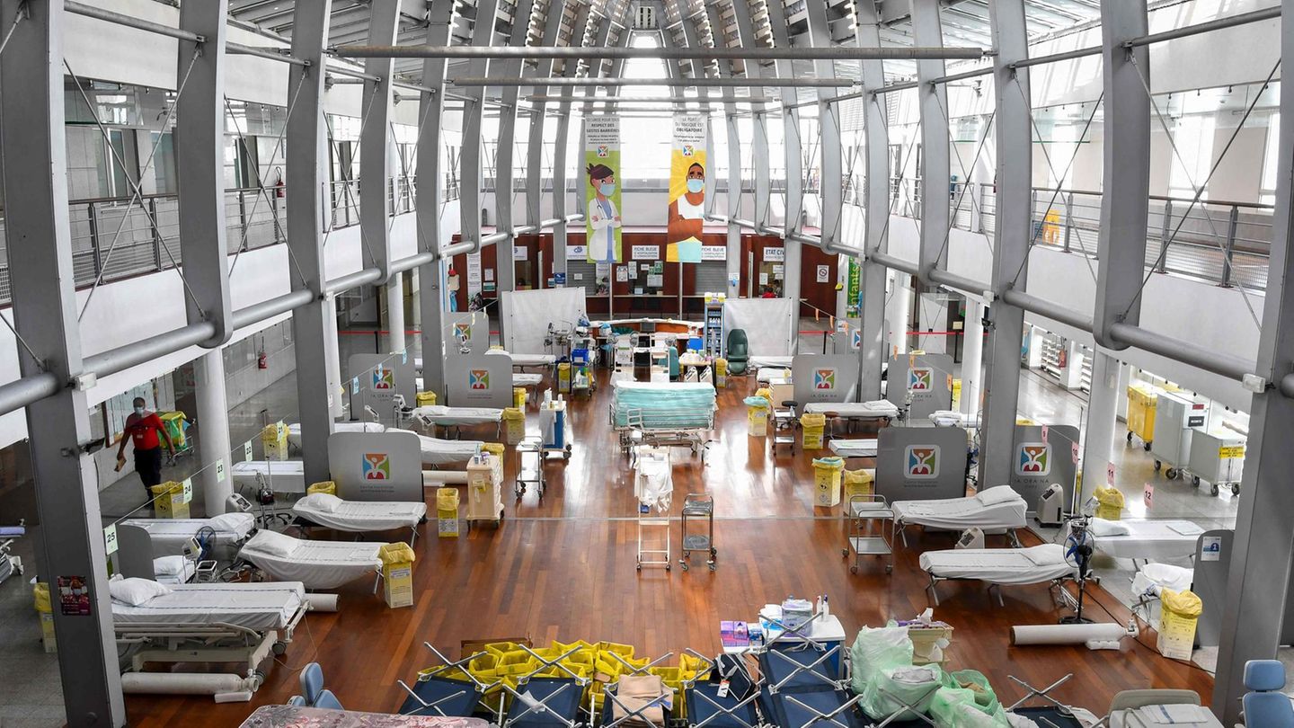 Betten und Liegen wurden im Taaone Krankenhaus in der Stadt Papeete aufgebaut