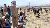 Menschen warten am Kabuler Flughafen