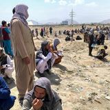 Menschen warten am Kabuler Flughafen