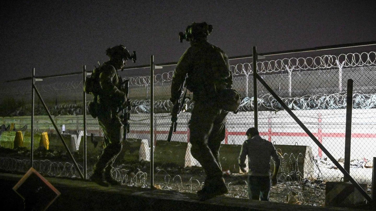 Soldaten am nächtlichen Flughafen Soldaten am nächtlichen Flughafen