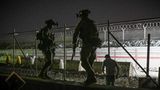 Soldaten am nächtlichen Flughafen