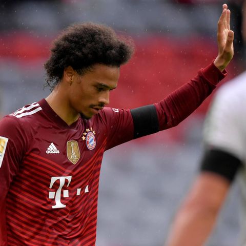 Leroy Sané entschuldigt sich für eine misslungene Aktion und wird in der Halbzeitpause ausgewechselt