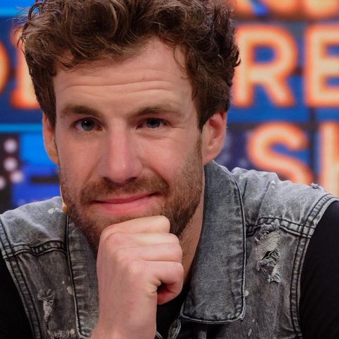 Luke Mockrdige schaut bei "Luke! Die Greatnightshow" in die Kamera
