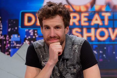 Luke Mockrdige schaut bei "Luke! Die Greatnightshow" in die Kamera