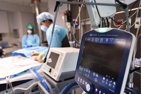 Auf einer Intensivstation in den USA kümmern sich Mediziner:innen um einen Patienten