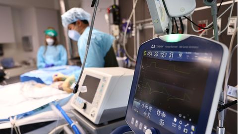 Auf einer Intensivstation in den USA kümmern sich Mediziner:innen um einen Patienten