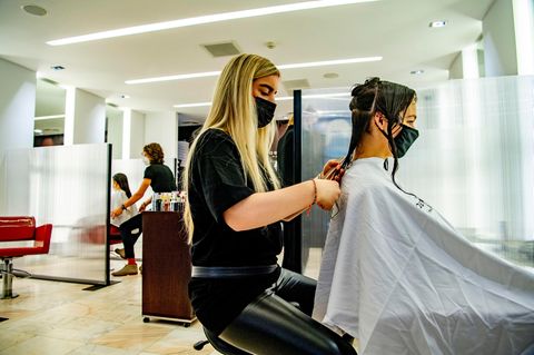 Schutzwand Coronavirus Plexiglas: Zwei Frauen in einem Friseursalon
