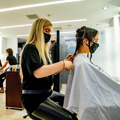 Schutzwand Coronavirus Plexiglas: Zwei Frauen in einem Friseursalon