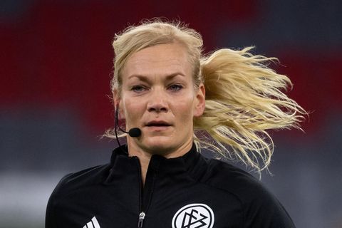 Bibiana Steinhaus während ihres letzten Einsatzes im Supercup zwischen dem FC Bayern und Borussia Dortmund im vergangenen Jahr