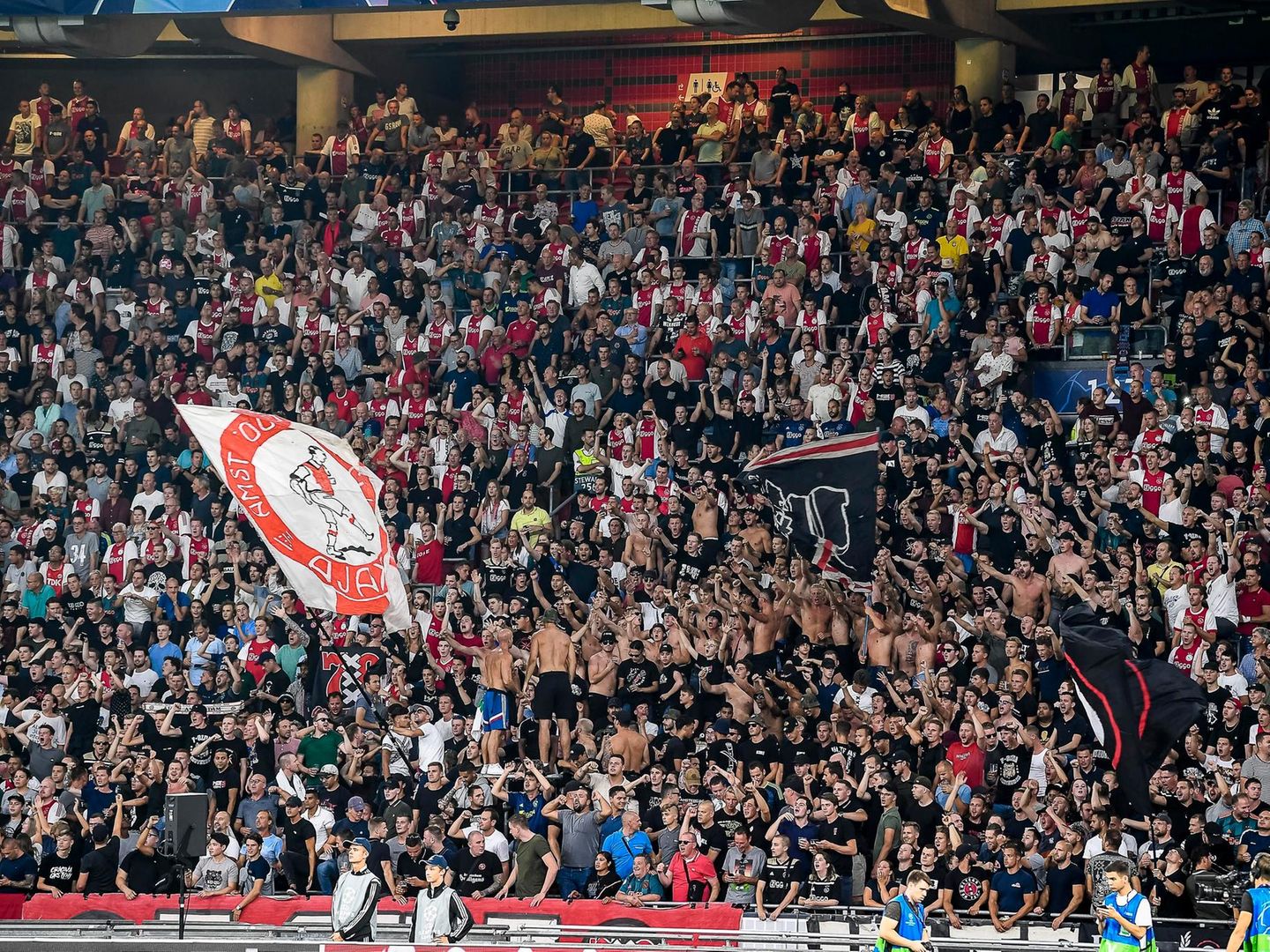 Ajax Amsterdam: Bob-Marley-Trikot geht viral und bricht Verkaufsrekorde |  STERN.de